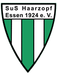 Ein grün-weißes schildförmiges Logo mit drei senkrechten weißen Streifen. Im oberen Bereich befindet sich der Schriftzug SuS Haarzopf Essen 1924 e. V. in schwarzer Schrift auf weißem Grund.